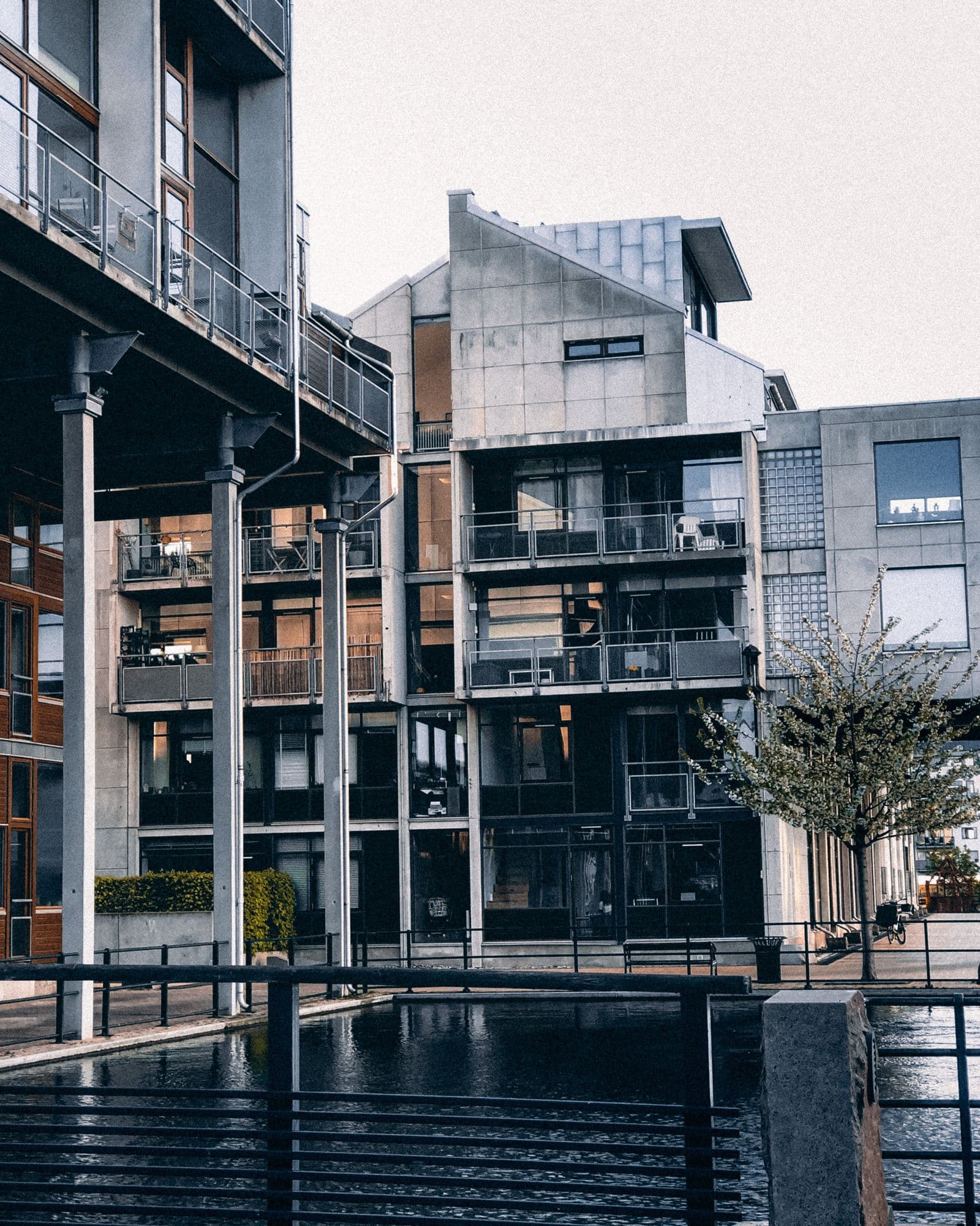 Moderne boligblokke med glas- og betonfacader i skandinavisk stil