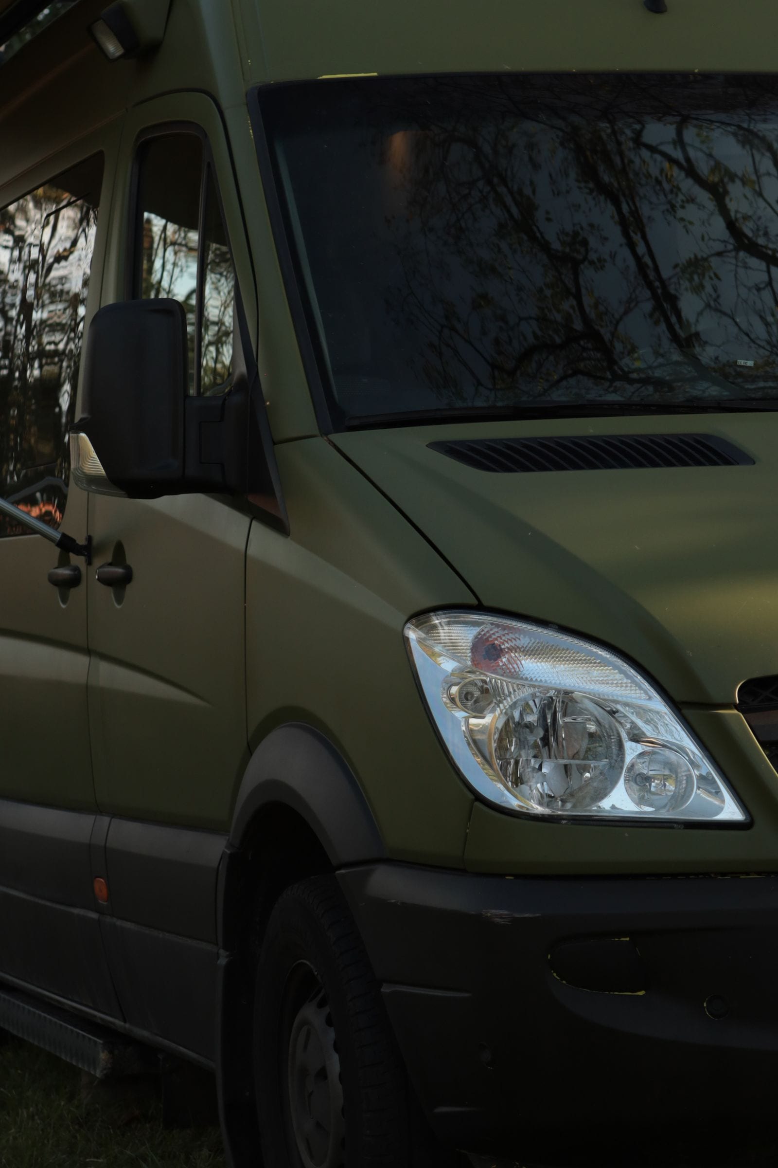 Olivengrøn campervan i skumringen