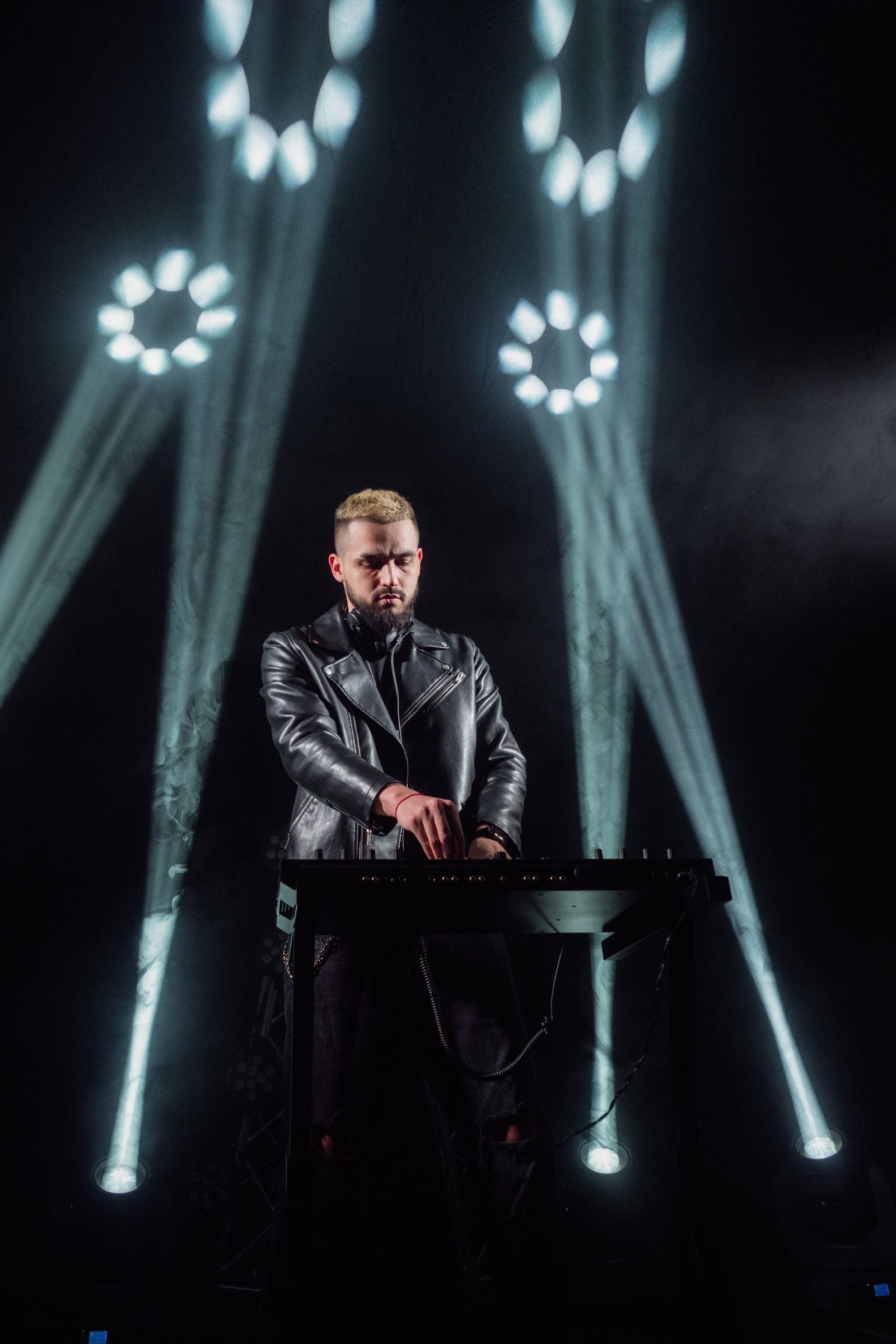 DJ i aktion med lyseffekter på scenen