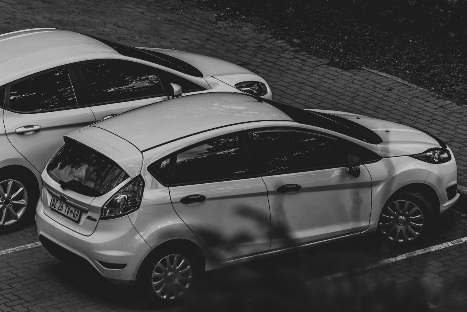 Parkerede biler langs en gade i byen