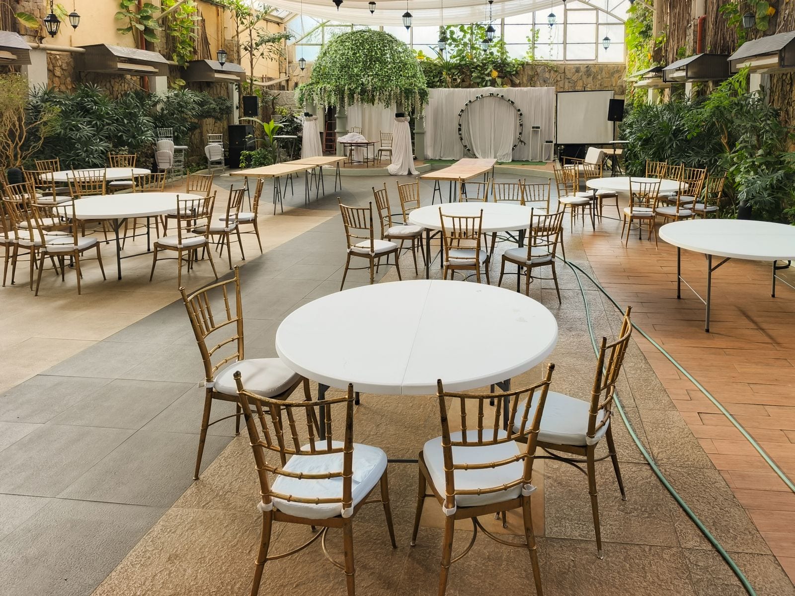 Elegant indendørs opstilling med runde borde og stole