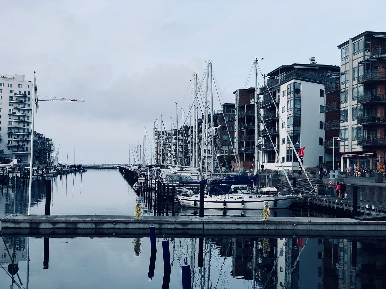 Sejlbåde ved bro i en nordisk lystbådehavn