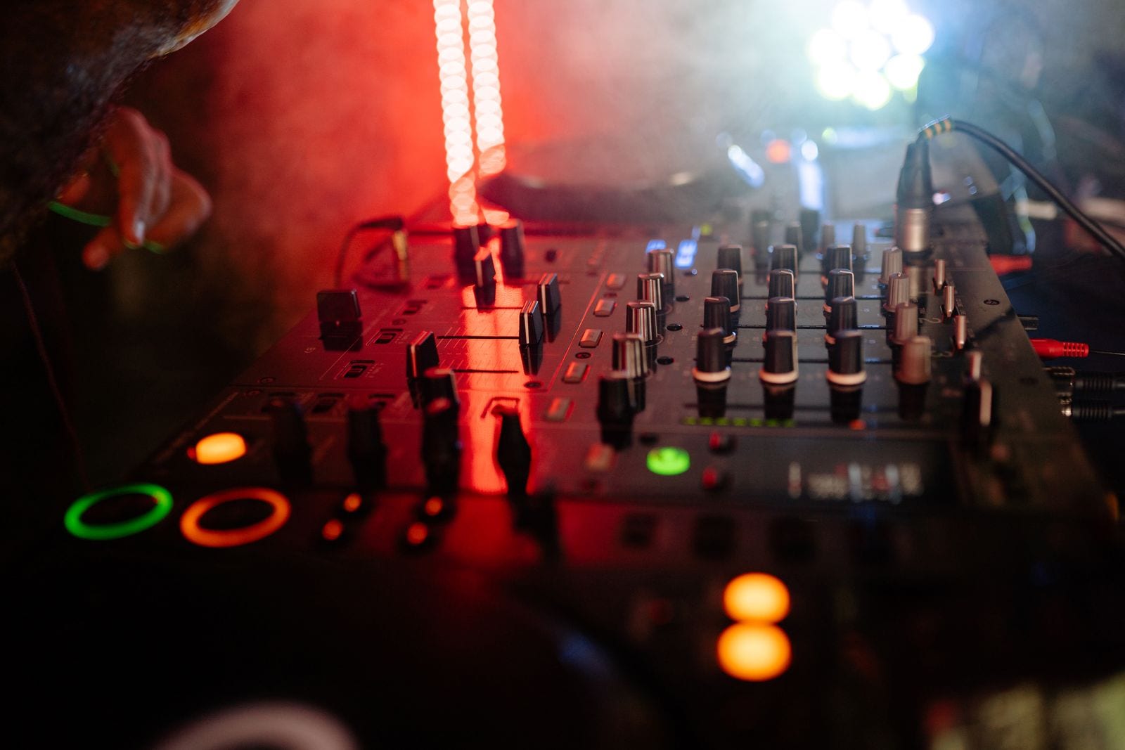 Nærbillede af DJ-mixer med farvet belysning